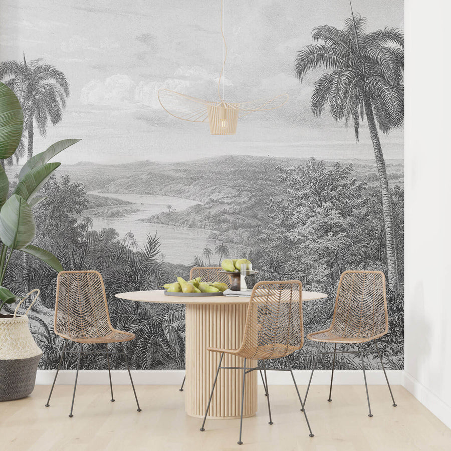 Esszimmer mit Bambus Stühlen und Wandtapete mit tropischem Motiv.