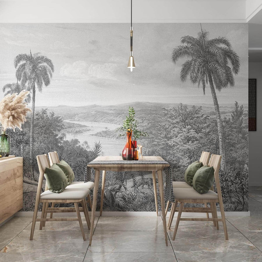 Esszimmer mit hellen Holzmöbeln und einer Wandtapete in verschiedenen Grautönen und einer Bleistift Dschungellanschaft mit Palmen und tropischen Pflanzen.