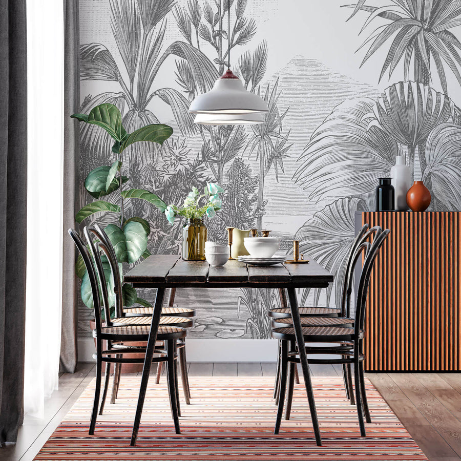 Vintage Esszimmer mit dunklen Holzmöbeln und einer hellen Wandtapete mit Palmen und Gräsern im Natur-Stil.