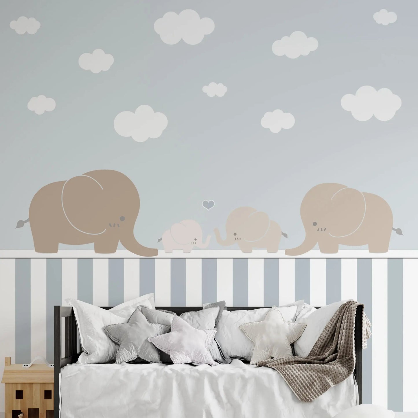 Tapete für Kinderzimmer oder Babyzimmer mit Elefanten auf einem gestreiftem Sockel.