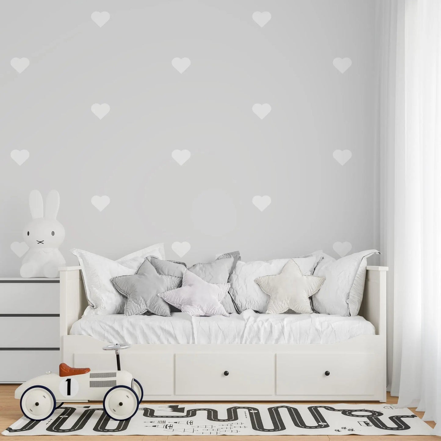 Motivtapete mit Herzen für Kinderzimmer oder Babyzimmer in grau mit weißen Möbeln.