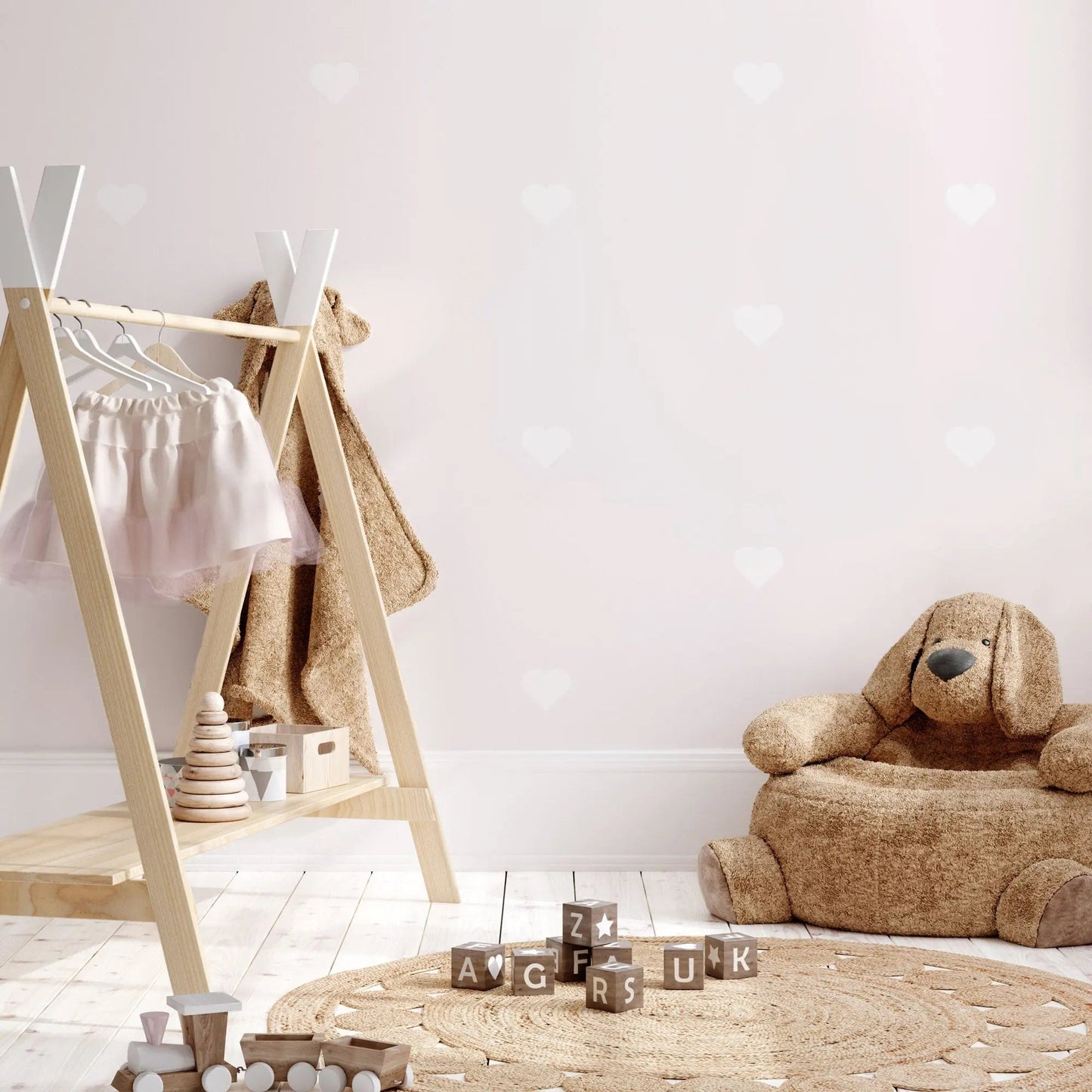 Boho und natürliches Kinderzimmer mit rosa Tapete mit Herzen und holzmöbeln.