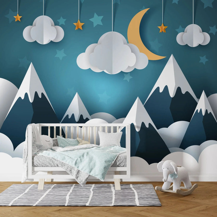 Tapete für Kinderzimmer mit Bergen im 3D-Stil. In blautönen mit Mond, Sternen und Wolken.