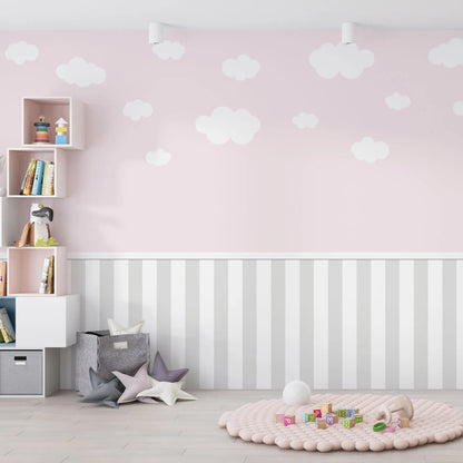 Maßangefertigte Vliestapete mit pastellfarbenem Wolkenmuster und gestreiftem Sockel im Kinderzimmer.