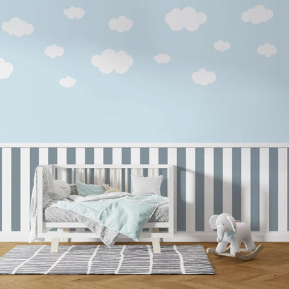 Maßangefertigte Vliestapete mit pastellfarbenem Wolkenmuster und gestreiftem Sockel im Kinderzimmer.